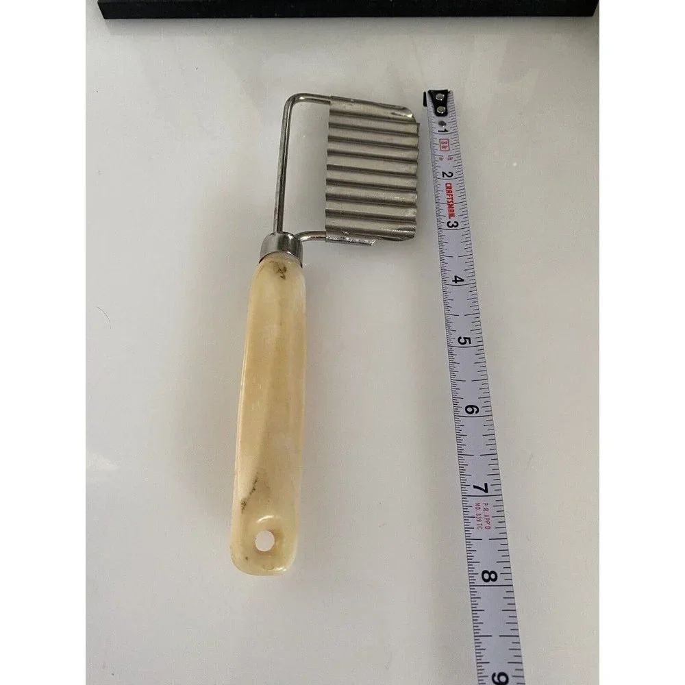Vintage Vegetable Crinkle‎ Cutter Potato Cheese Slicer Beige Plastic Handle EUC